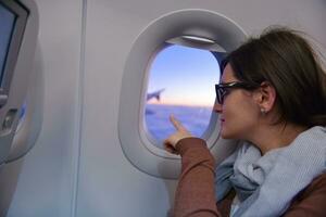 donna nel aereo viaggio foto