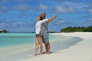 contento giovane coppia a estate vacanza avere divertimento e rilassare a spiaggia foto