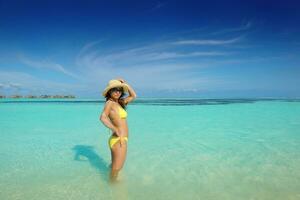 bellissimo donna riposo su tropicale spiaggia foto