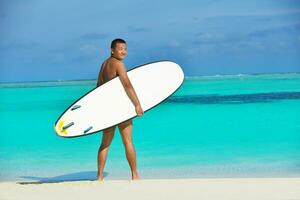 bellissimo donna rilassare su tropicale spiaggia foto