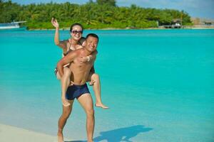 contento giovane coppia godendo estate su spiaggia foto