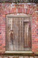 antica porta in legno. foto