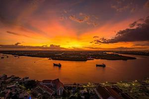 Tramonto sul fiume Chao Phraya Samut Prakan, Thailandia. foto