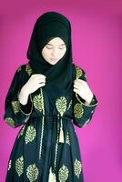 musulmano donna con hijab nel moderno vestito foto