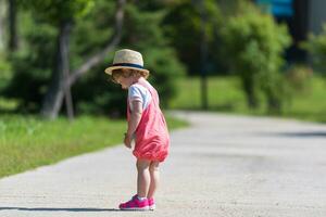 bambina che corre nel parco estivo foto