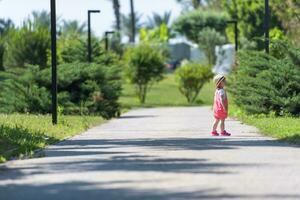 bambina che corre nel parco estivo foto