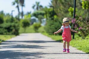 bambina che corre nel parco estivo foto