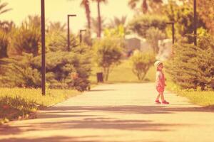 bambina che corre nel parco estivo foto