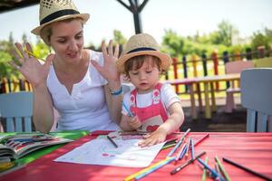 mamma e poco figlia disegno un' colorato immagini foto