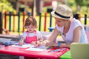 mamma e poco figlia disegno un' colorato immagini foto