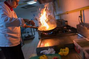 capocuoco fare fiamma su cibo foto