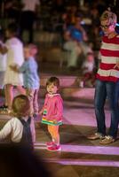 poco ragazza danza nel il bambini discoteca foto