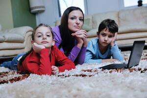 contento giovane famiglia avere divertimento a casa foto