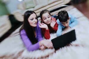 contento giovane famiglia avere divertimento a casa foto