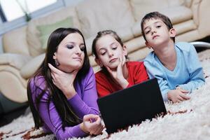 contento giovane famiglia avere divertimento a casa foto