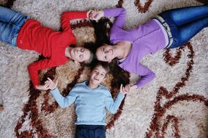 contento giovane famiglia avere divertimento a casa foto