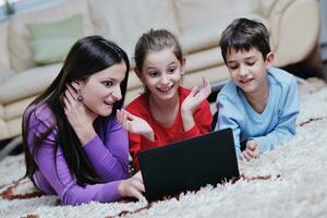 contento giovane famiglia avere divertimento a casa foto