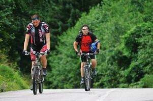 amicizia e viaggio su montagna bicicletta foto