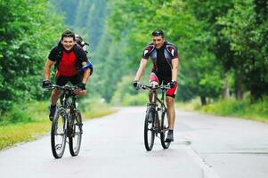 amicizia e viaggio su montagna bicicletta foto