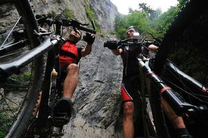 amicizia all'aperto su montagna bicicletta foto