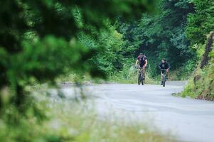 amicizia all'aperto su montagna bicicletta foto