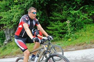 amicizia all'aperto su montagna bicicletta foto