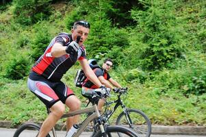 amicizia all'aperto su montagna bicicletta foto