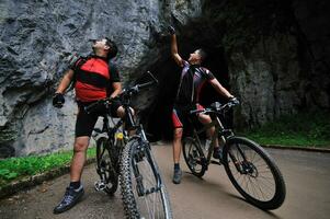 amicizia all'aperto su montagna bicicletta foto