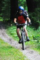 montare bici uomo all'aperto foto