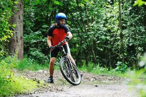 montare bici uomo all'aperto foto