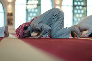 gruppo di musulmano persone preghiere namaz nel moschea. foto