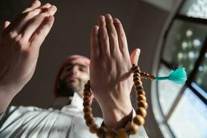 musulmano preghiera dentro il moschea nel namaz culto Allah foto