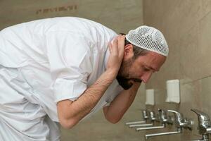 un musulmano prende l'abluzione per la preghiera. rito religioso islamico foto
