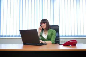 .giovane donna d'affari Lavorando su un' il computer portatile computer nel il ufficio. foto