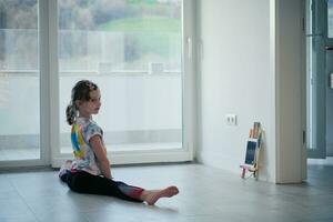 ragazza in linea formazione scolastica balletto classe a casa foto