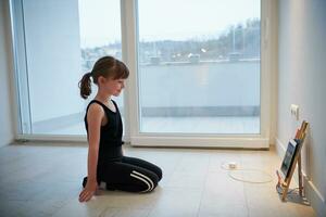 ragazza in linea formazione scolastica balletto classe a casa foto