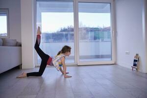 ragazza in linea formazione scolastica balletto classe a casa foto