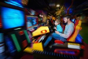 padre e figlio giocando gioco nel terreno di gioco foto