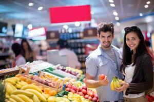 coppia shopping nel un' supermercato foto