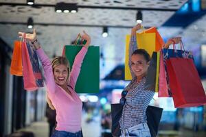 contento giovane ragazze nel shopping centro commerciale foto