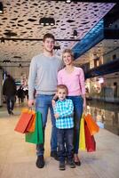 giovane famiglia con shopping borse foto
