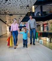 giovane famiglia con shopping borse foto