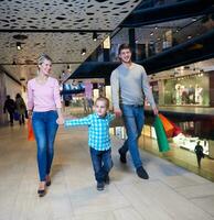 giovane famiglia con shopping borse foto