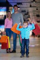 giovane famiglia con shopping borse foto