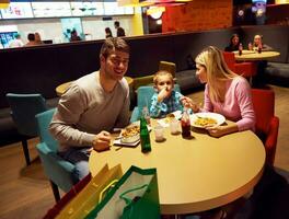 famiglia avendo pranzo nel shopping centro commerciale foto