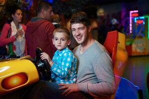 padre e figlio giocando gioco nel terreno di gioco foto