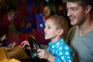 padre e figlio giocando gioco nel terreno di gioco foto