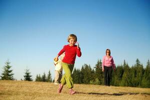 madre e bambini avendo divertimento al di fuori foto