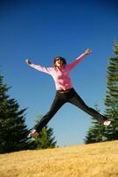 bella ragazza salto nel un' aria foto