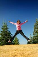 bella ragazza salto nel un' aria foto